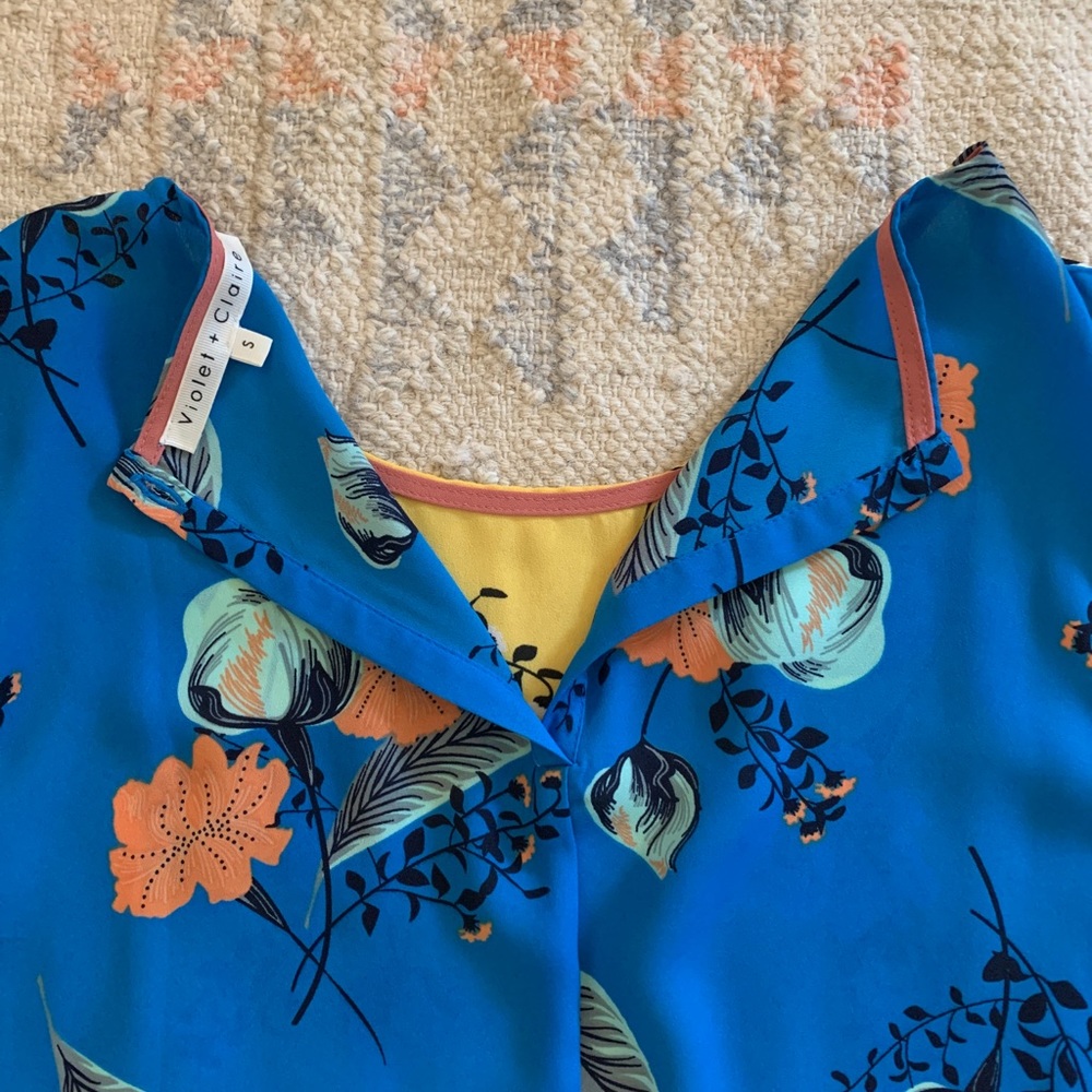 Floral Sleeveless Blouse - Picture 4 of 7